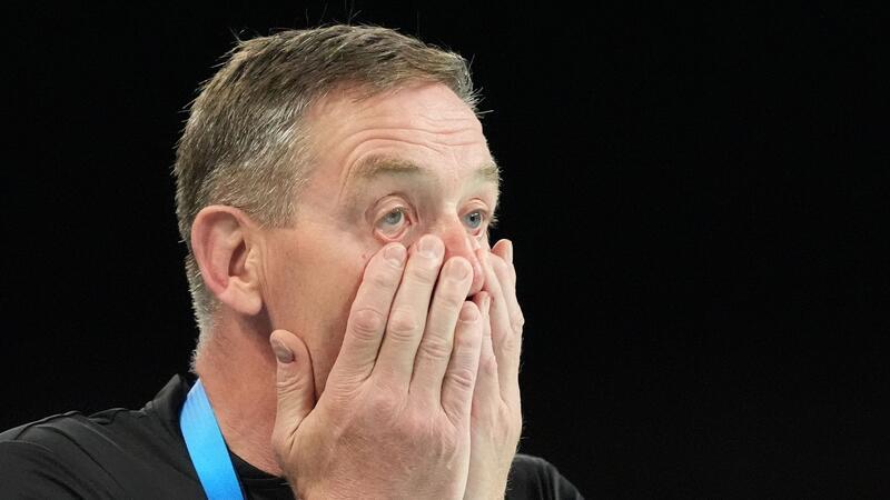 „Anders auftreten“: Handballer wollen nicht mehr lieb sein Bundestrainer Gislason verzweifelt beim Auftritt der deutschen Handballer.