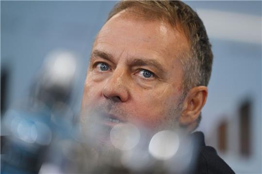 Flick nominiert WM-Held Götze für Katar Bundestrainer Hansi Flick bei einer Pressekonferenz.