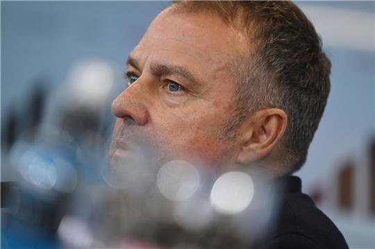 Flick erinnert an Enke: „Innehalten und an Robert denken” Bundestrainer Hansi Flick gibt den Kader für die WM in Katar bekannt.