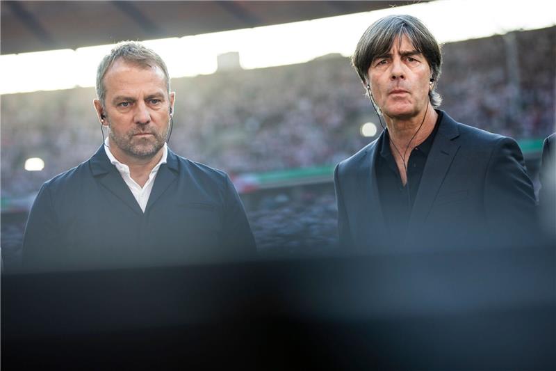 Flick traf sich mit Löw zum Lunch: Gespräch über WM-Druck Bundestrainer Hansi Flick (l) unterhielt sich vor der WM mit Jogi Löw.