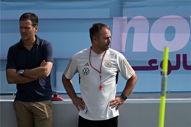 Flick-Erklärung: Was der Bundestrainer sagt und was er meint Bundestrainer Hansi Flick (r) bedauert das Aus von Oliver Bierhoff.