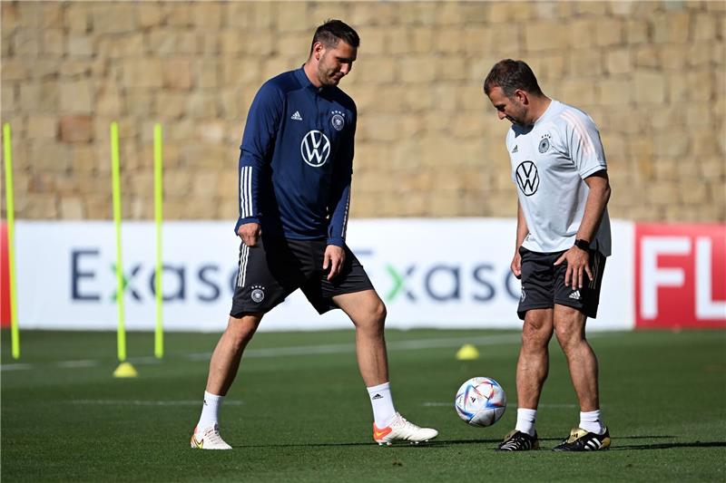 Flick nominiert ersten Kader der EM-Saison Bundestrainer Hansi Flick (r) und Niklas Süle in Aktion während des Trainings.