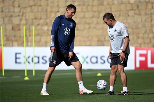 Bundestrainer Hansi Flick (r) und Niklas Süle in Aktion während des Trainings.