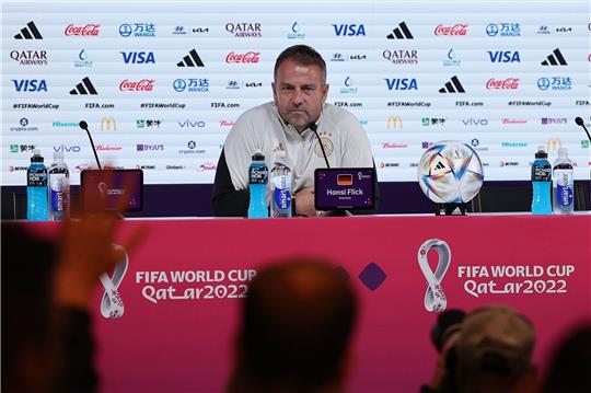 Bundestrainer Hansi Flick sitzt während der Pressekonferenz zum Spiel gegen Spanien allein vor Journalisten.
