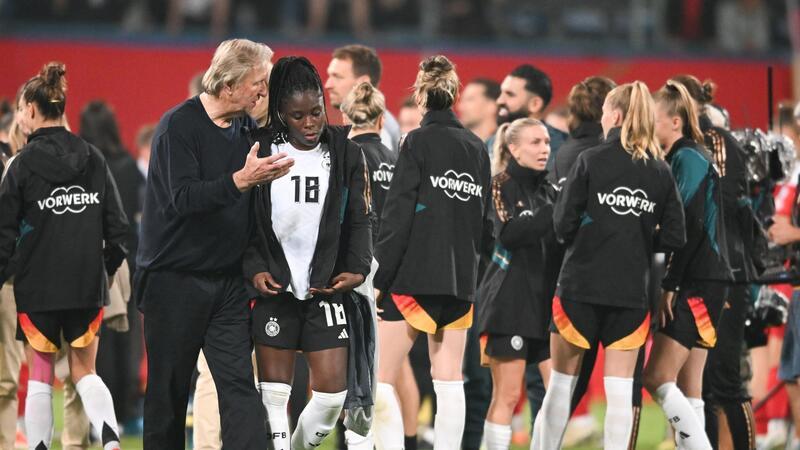 DFB-Frauen noch in der Olympia-Findungsphase Bundestrainer Horst Hrubesch (l.) ist auch nach dem 4:1-Sieg mit coachen beschäftigt.