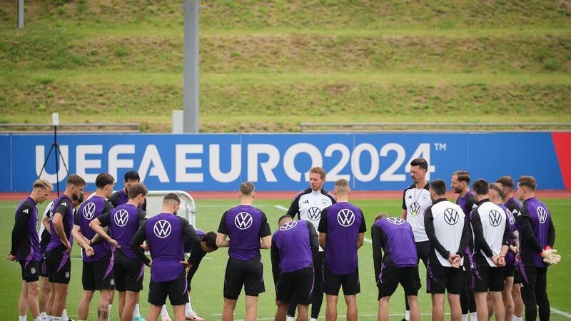 Nagelsmanns Schweiz-Geheimnis: Döner und geschlossene Türen Bundestrainer Julian Nagelsmann (M) bereitet sein Team auf das EM-Spiel gegen die Schweiz vor.