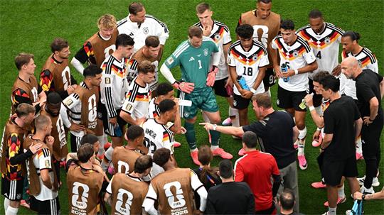 Bundestrainer Julian Nagelsmann (M/r) nutzte die Trinkpause, um taktische Dinge zu erklären. (Archiv)