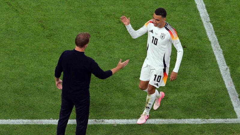 Jungstar-Duo „Wusiala“ zaubert und liefert: „Einfach happy“ Bundestrainer Julian Nagelsmann beglückwünscht Jamal Musiala zum tollen Spiel.
