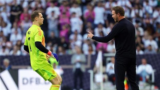 Bundestrainer Julian Nagelsmann hält an Manuel Neuer als Nummer eins im DFB-Tor fest.