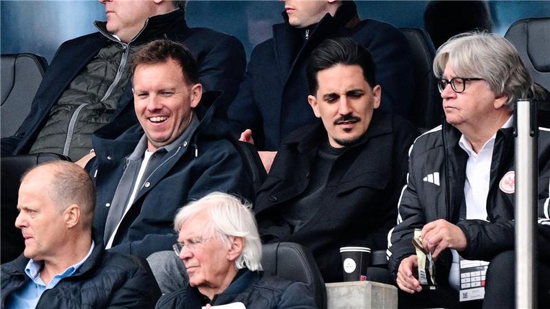 Nagelsmann blockt bei Neuer: Zuerst mit Spielern sprechen Bundestrainer Julian Nagelsmann (l) hat eine klare Aussage zu Manuel Neuer vermieden.