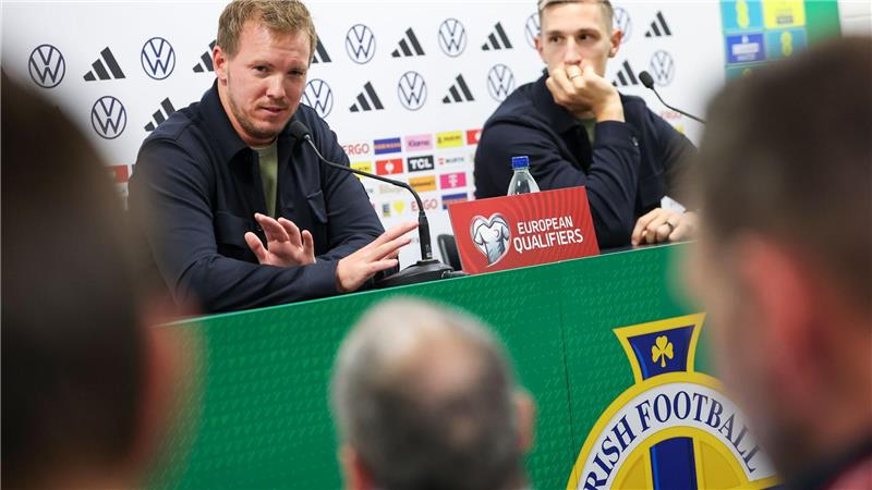 Bundestrainer Julian Nagelsmann (l) und Verteidiger Nico Schlotterbeck bei der Pressekonferenz vor dem Nordirland-Spiel.