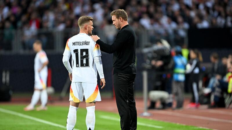 Noch keine EM-Euphorie: DFB-Auswahl trifft nicht ins Tor Bundestrainer Julian Nagelsmann (r) gibt Linksverteidiger Maximilian Mittelstädt Anweisungen.