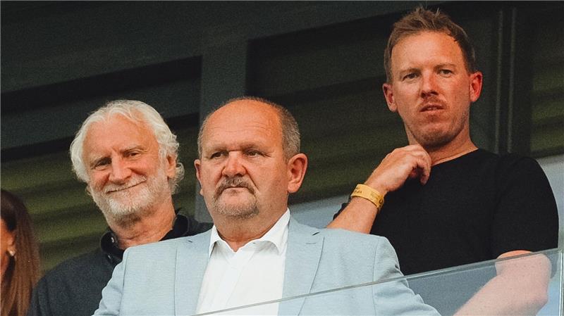 Bundestrainer Julian Nagelsmann (r) sah den spannenden Kampf um den EM-Titel im Stadion.