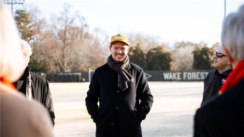 Nagelsmann startet im Stammquartier ins WM-Jahr Bundestrainer Julian Nagelsmann steht auf dem künftigen Trainingsplatz im WM-Quartier. (Archivbild)