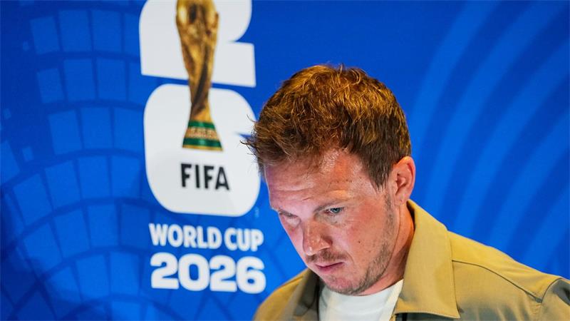 Bundestrainer Julian Nagelsmann verlässt die Pressekonferenz.