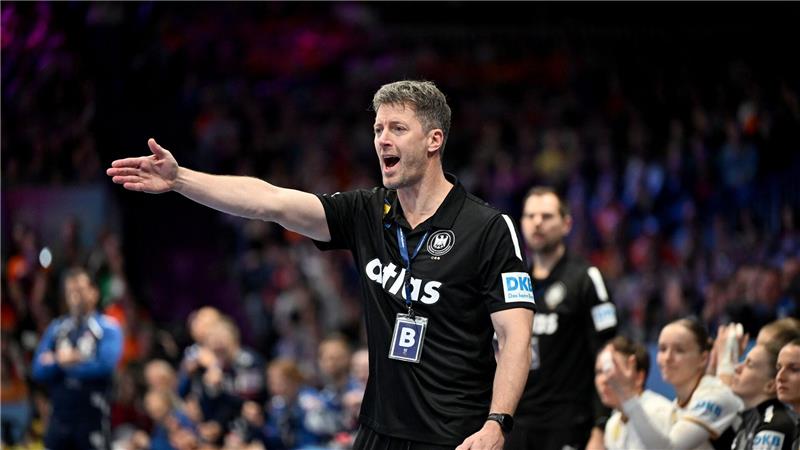 „Zeit, traurig zu sein“: Handballerinnen verpassen WM-Wunder Bundestrainer Markus Gaugisch war im WM-Finale mit einigen Entscheidungen des Schiedsrichters unzufrieden.