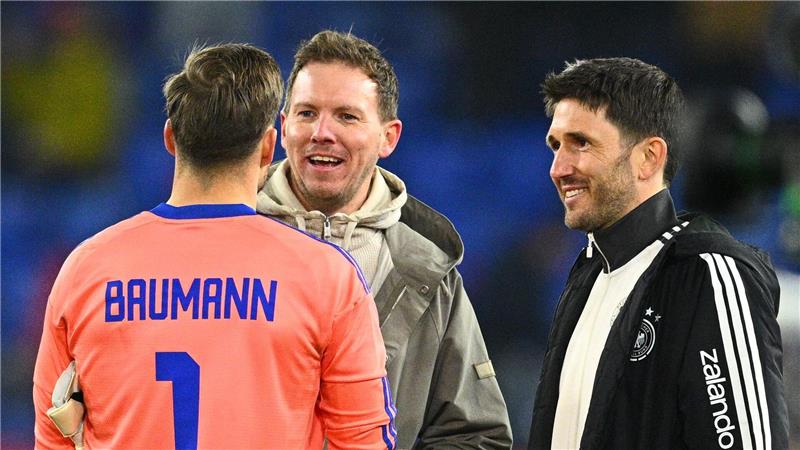 Neuer-Debatte: Warum Nagelsmann in der Falle steckt Bundestrainer Nagelsmann (M) spricht mit Oliver Baumann (l). (Archivbild)