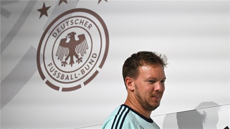 Nagelsmann und seine Happy Family – Neuer im Wartemodus Bundestrainer Nagelsmann betritt die Bühne bei der Pressekonferenz.
