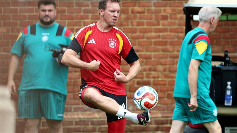Bundestrainer Nagelsmann jongliert beim Training vor dem Paraguay-Spiel.