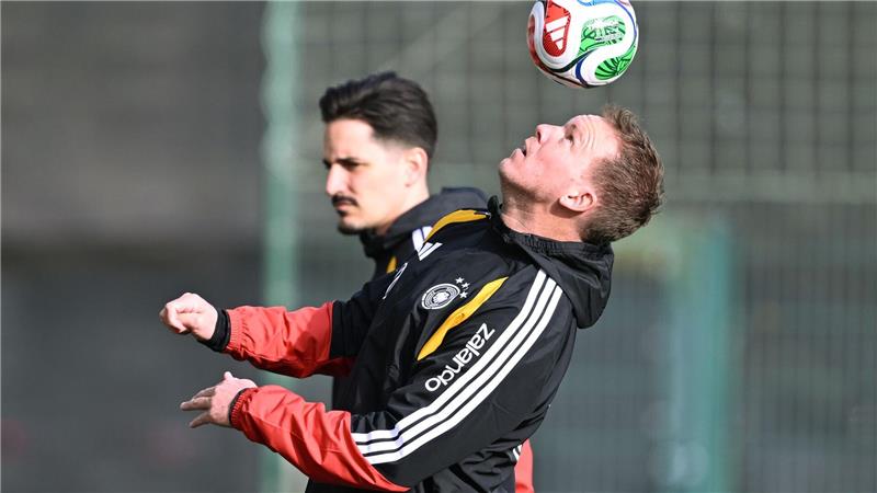 Bundestrainer Nagelsmann jongliert vor dem Training mit einem Ball. 