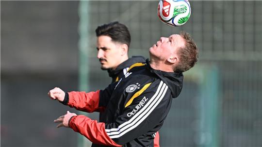 Bundestrainer Nagelsmann jongliert vor dem Training mit einem Ball. 