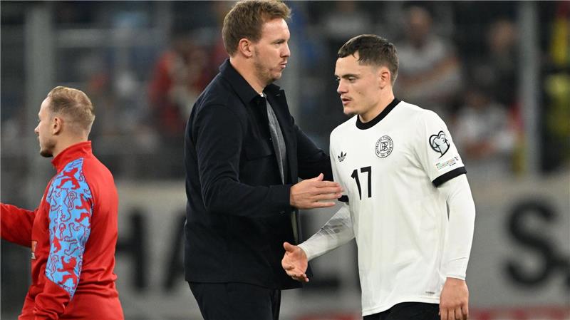 Nagelsmann missfällt Kritik an Wirtz: „Total befreit“ Bundestrainer Nagelsmann (l.) bedankt sich bei Wirtz für seinen Einsatz.