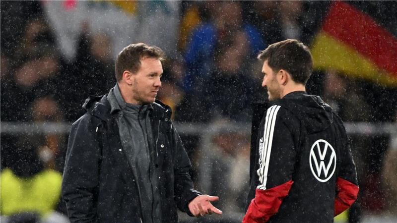Neuer-Debatte: Warum Nagelsmann in der Falle steckt Bundestrainer Nagelsmann (l) bespricht sich mit seinem Assistenten Benjamin Glück. (Archivbild)