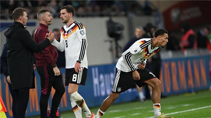 Bundestrainer Nagelsmann (l) wechselte Leon Goretzka (8) zur Sicherheit aus.