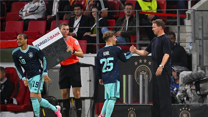 Bundestrainer Nagelsmann (r.) klatscht mit Lennart Karl ab. 