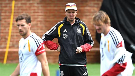 Bundestrainer Nagelsmann schaut im Training bei Woltemade (r.) und Goretzka (l.) ganz genau hin. 