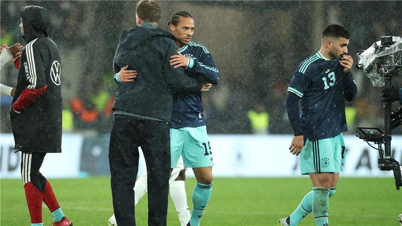 Bundestrainer Nagelsmann umarmt Leroy Sané, Deniz Undav (r.) geht vom Platz. 