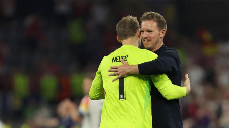 Bundestrainer Nagelsmann umarmt Torwart Neuer. (Archivbild)