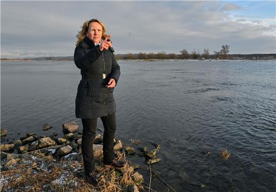 Bundesumweltministerin Steffi Lemke (Grüne) steht im Nationalpark Unteres Odertal am deutsch-polnischen Grenzfluss Oder.