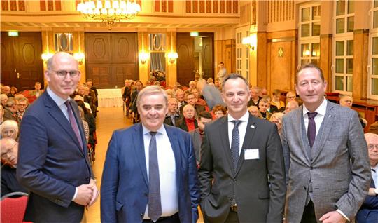 Bundesverfassungsrichter Peter Müller (2. v. li.) mit Christoph Plett (li.), dem Vorsitzenden des CDU-Landesverbandes Braunschweig, dem CDU-Kreisvorsitzenden Ralph Bogisch (r.) sowie Christoph Bors, dem Landesbeauftragten der Konrad-Adenauer-Stiftung. Foto: Fynn Guntzler