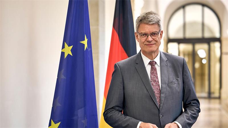 Bundesverkehrsminister Patrick Schnieder (CDU) hält mehr Wettbewerb im Fernverkehr grundsätzlich für eine gute Sache aus Sicht der Fahrgäste. (Archivbild)