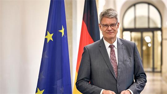 Bundesverkehrsminister Patrick Schnieder (CDU) hält mehr Wettbewerb im Fernverkehr grundsätzlich für eine gute Sache aus Sicht der Fahrgäste. (Archivbild)