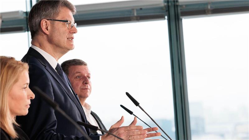 Bundesverkehrsminister Schnieder hat konkrete Maßnahmen für mehr Sicherheit von Bahnbeschäftigten angekündigt.