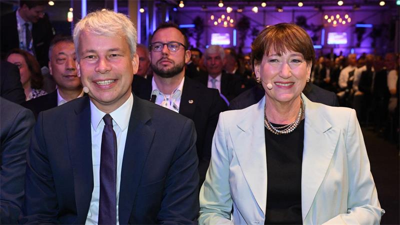 Bundesverkehrsminister Steffen Bilger (CDU) und VDA-Präsidentin Hildegard Müller beim Messeauftakt. 