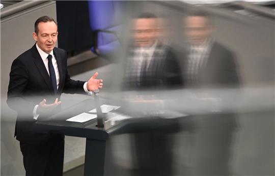 Bundesverkehrsminister Volker Wissing (FDP) betont immer wieder, dass die EU-Kommission einen Vorschlag unterbreiten müsse, wie nach 2035 noch private Neuwagen zugelassen werden können, die klimaneutrale, synthetische Kraftstoffe, sogenannte E-Fuels tanken.
