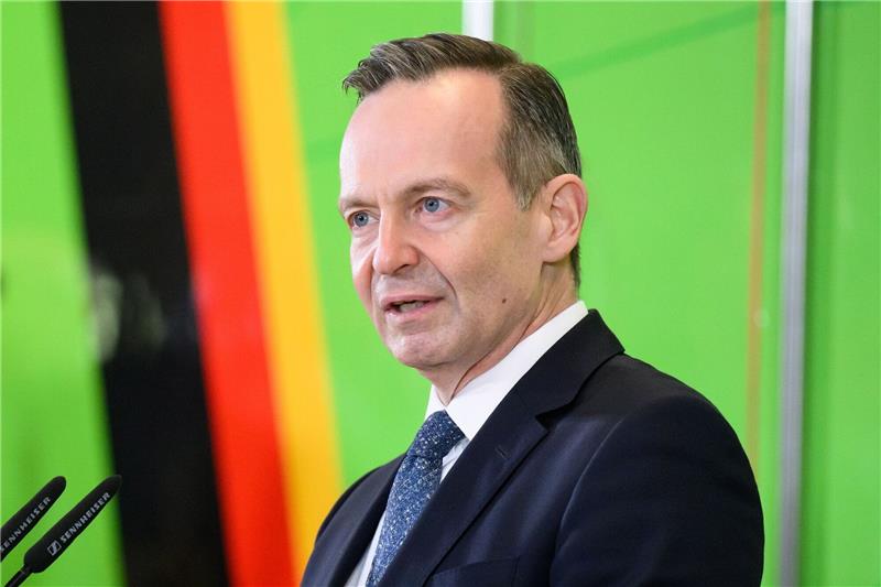 Bundesverkehrsminister Volker Wissing (FDP) hat den Ländern bei seinen Plänen für deutsche Autobahnen eine Frist gesetzt - und könnte ausgebremst werden.