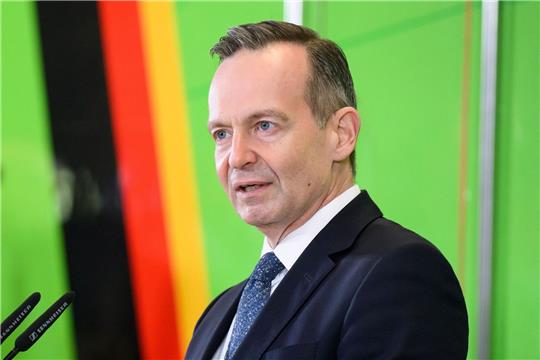 Bundesverkehrsminister Volker Wissing (FDP) hat den Ländern bei seinen Plänen für deutsche Autobahnen eine Frist gesetzt - und könnte ausgebremst werden.