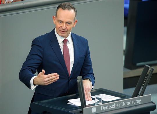 Bundesverkehrsminister Volker Wissing (FDP) spricht im Bundestag über das 49-Euro-Ticket im ÖPNV.