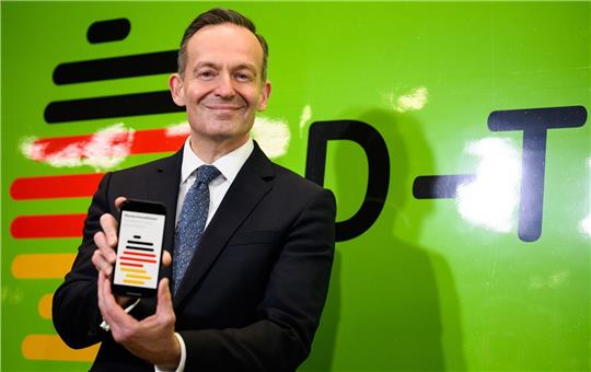 Bundesverkehrsminister Volker Wissing anlässlich einer Pressekonferenz zum neuen Deutschland-Ticket im Berliner Hauptbahnhof.