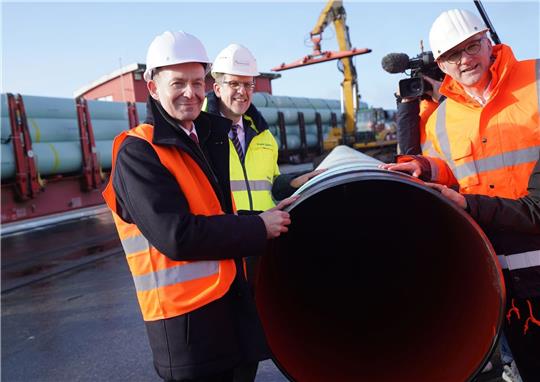 Bundesverkehrsminister Volker Wissing bei einem Pressetermin zum Bau der neuen LNG-Pipeline in Brunsbüttel in Schleswig-Holstein. An der Pipeline wurden nun Löcher gefunden - die Ermittlungen laufen.