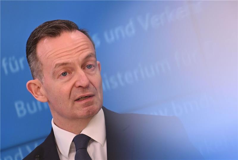 Autopreise, Jobrisiken, Elektro-Wende - Zoff um EU-Abgasnorm Bundesverkehrsminister Volker Wissing hat mit Blick auf die geplante Abgasnorm Euro 7 vor einer zu scharfen Regulierung gewarnt.