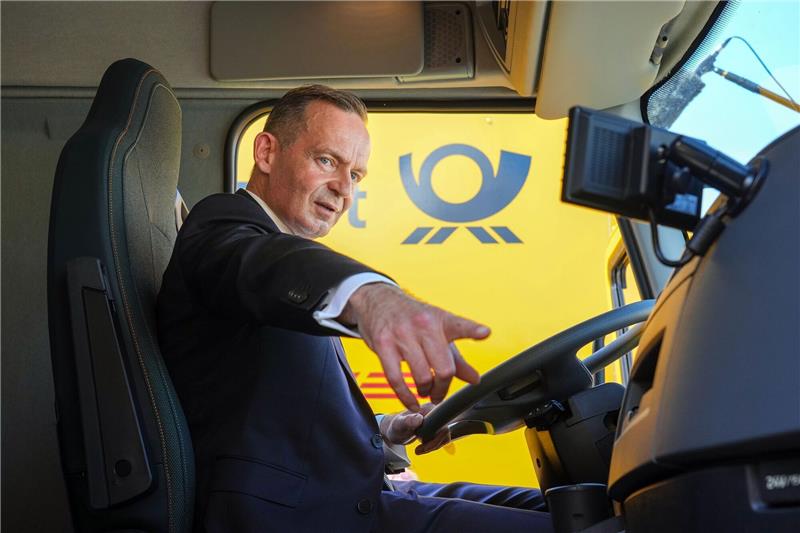Flotten werden umgerüstet: Das Paket kommt elektrisch Bundesverkehrsminister Volker Wissing in einem elektrisch angetriebenen Lastwagen.