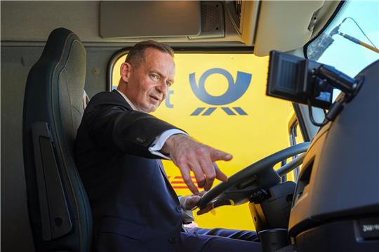 Bundesverkehrsminister Volker Wissing in einem elektrisch angetriebenen Lastwagen.