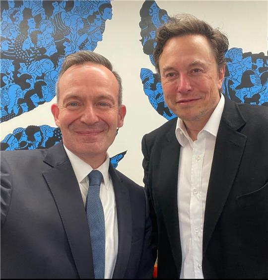 Bundesverkehrsminister Volker Wissing (l) und Twitter-Mehrheitseigner Elon Musk posieren für ein Selfie in San Francisco.
