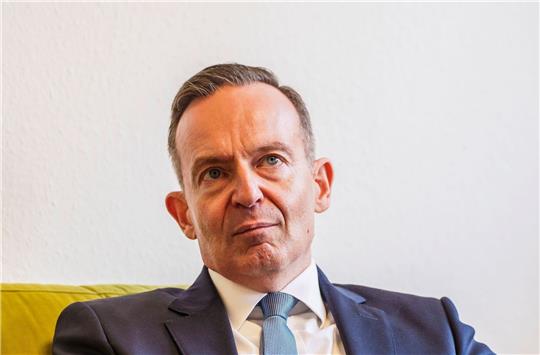 Bundesverkehrsminister Volker Wissing rechnet mit einer baldigen EU-Lösung im Kmapf um den Verbrennungsmotor.