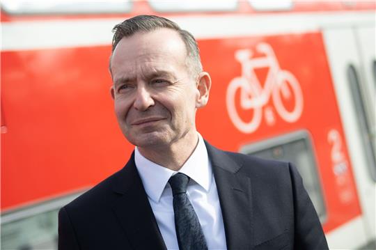 Bundesverkehrsminister Volker Wissing steht neben dem Fahrradabteil eines Regional-Expresses.